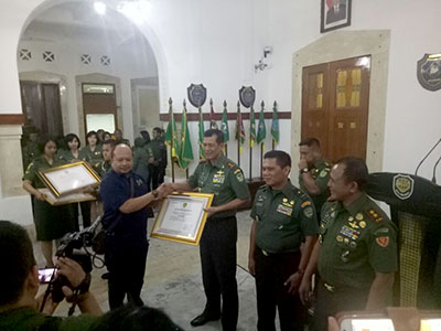 Pemimpin Redaksi patrolicyber.com, Herri Gunawan menerima Penghargaan dari Pangdam III/Siliwangi Mayjen TNI Doni Monardo sebagai media yang mendukung Citarum Harum.