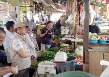 Kepala Disdag Kalsel Birhasani didampingi Kabid Perdagangan dan Kemetrologian DKUMP2 Tanbu Akhmad Heriansyah saat memantau harga bapok di Pasar Raya Bumi Pangeran, Pagatan, Kecamatan Kusan Hilir.