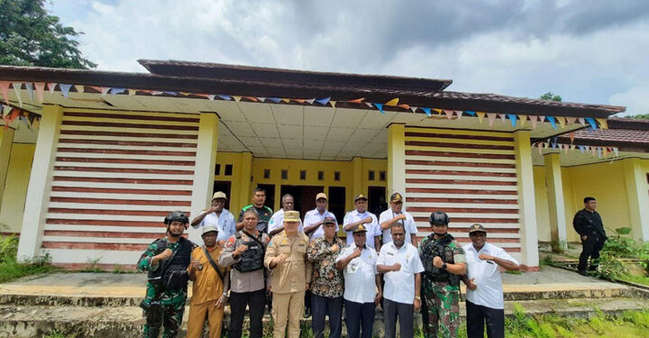 Pj. Bupati Maybrat, Bernhard E. Rondonuwu bersama unsur Forkopimda memantau langsung Kampung Kisor, Kampung Krus, Kampung Imnsun yang berada di Wilayah Aifat Selatan untuk rencana pemulangan eksodus