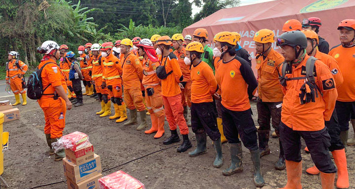 Tim SAR Gabungan Lanjutkan Pencarian 8 Korban Gempa Bumi Cianjur ...