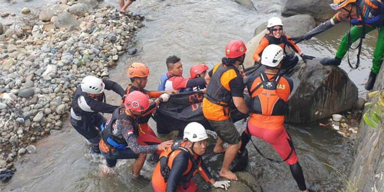 Tim SAR Gabungan tengah mengevakuasi seorang pelajar yang ditemukan tewas usai terseret arus di Bendungan Cikundul Cianjur