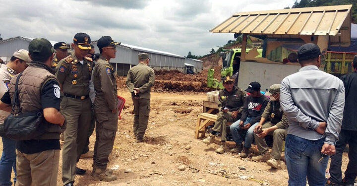 Satuan Polisi Pamong Praja (Satpol PP) Provinsi Jawa Barat dan Kabupaten Sumedang akhirnya menghentikan proyek Galian C atau pertambangan tanah di PT. Kwalram Unit 2