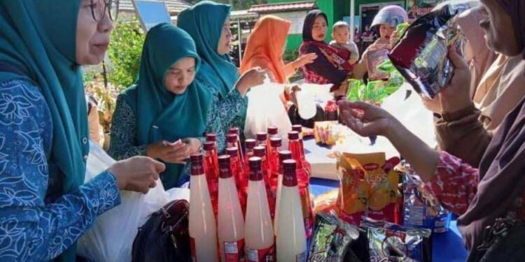 Kegiatan pasar murah ramadan juga melibatkan TP PKK Kecamatan Angsana.