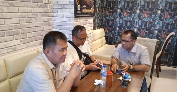 Pj. Bupati Maybrat, Dr. Bernhard E. Rondonuwu, S.Sos. M.Si melakukan pertemuan dengan Kepala Bandara DEO Sorong Cece Tarya, S.T., M.A