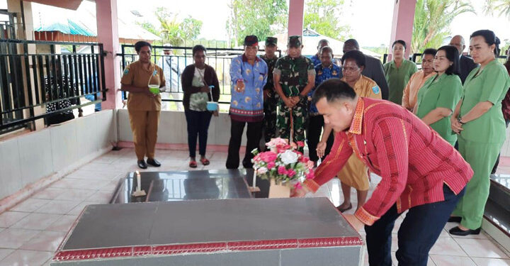 Penjabat (Pj.) Bupati Maybrat, Bernhard E. Rondonuwu bersama Pangdam XVIII/Kasuari Gabriel Lema, berziarah ke pemakaman tokoh-tokoh pemekaran Kabupaten Maybrat