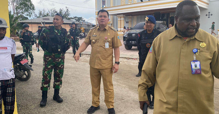 Pj. Bupati Maybrat, Bernhard E. Rondonuwu bersama Plt. Sekretaris Daerah, Danrem 1818/ PVT, Kapolres Maybrat, dan Danyon Satgas RK 1 melaksanakan pengecekan terakhir ke lokasi kunjungan Duta Besar Vatikan