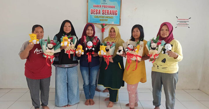 Kader Posyandu Kasih Ibu 2, di Dusun Serang, RT 01, RW 03, Desa Serang, Kecamatan Cimalaka, Kabupaten Sumedang menunjukan menghasilkan kerajinan boneka dari limbah konveksi. (Foto: Istimewa)