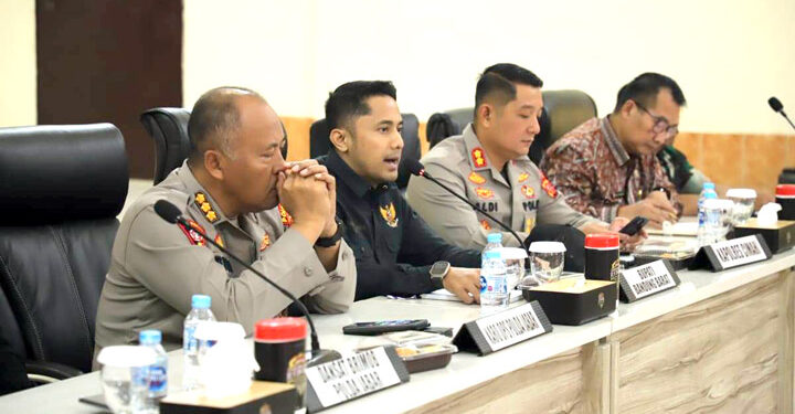 Bupati Bandung Barat, Hengki Kurniawan menghadiri rapat koordinasi dalam rangka Penanggulangan Bencana Kebakaran TPK Sarimukti, Kecamatan Cipatat.