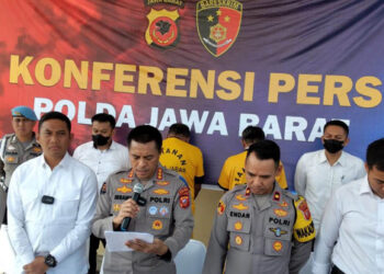 Aparat kepolisian berhasil meringkus dua pelaku penambangan pasir dan batu illegal di lahan kas Desa Legok Kaler, Kecamatan Paseh, Kabupaten Sumedang