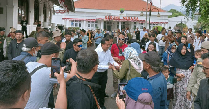 Setelah lima tahun memimpin Sumedang, akhirnya Bupati Sumedang H. Dony Ahmad Munir dan Wakil Bupati H. Erwan Setiawan resmi undur pamit kepada seluruh warga Sumedang