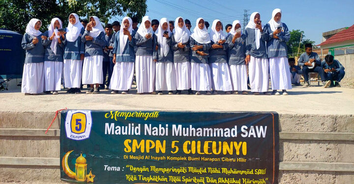 ,-- SMP Negeri 5 Cileunyi, Kabupaten Bandung memperingati Maulid Nabi Muhammad SAW, di halaman SMP Negeri 5 Cileunyi