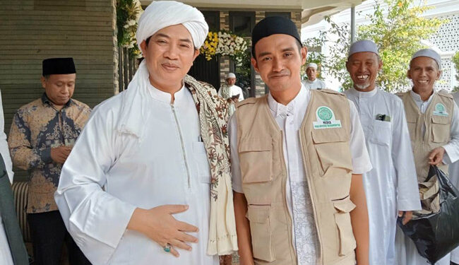 Pimpinan Pondok Pesantren Islam Internasional Terpadu Asy-Syifaa Wal Mahmudiyyah, Abuya Kh. Muhyiddin Abdul Qadir Al-Manafi MA (kiri) bersama salah satu jurnalis Sumedang