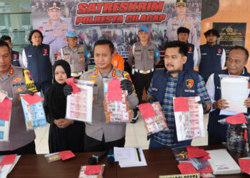 Kapolresta Cilacap, Kombes Pol. Ruruh Wicaksono, didampingi jajarannya menunjukkan barang bukti uang palsu