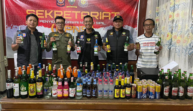 Petugas Satpol PP Kabupaten Sumedang menunjukan barang bukti miras hasil sitaan dari beberapa kios