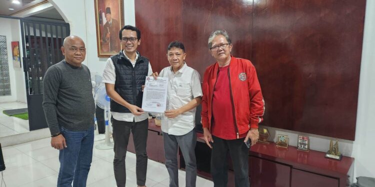 Ketua DPC PDI Perjuangan didampingi jajaran pengurusnya menunjukan dokumen pendaftaran Ade Wardana sebagai Calon Bupati Bogor 2024 dari PDI Perjuangan. (Foto: Istimewa)