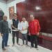 Ketua DPC PDI Perjuangan didampingi jajaran pengurusnya menunjukan dokumen pendaftaran Ade Wardana sebagai Calon Bupati Bogor 2024 dari PDI Perjuangan. (Foto: Istimewa)