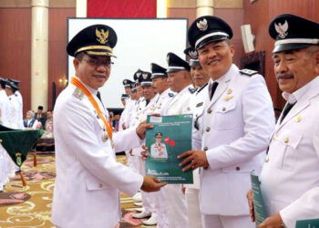 Bupati Bandung Dadang Supriatna menyampaikan petikan keputusan tentang perpanjangan masa jabatan kepala desa bagi 270 kepala desa se Kabupaten Bandung di Sutan Raja Hotel, Soreang