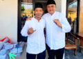 Foto kepala desa berfose satu jari bersama Calon Bupati Bogor Rudy Susmanto