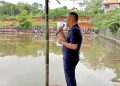 H. Umuh Muchtar, Manager Persib Bandung sekaligus ayah calon Wakil Gubernur Jawa Barat Erwan Setiawan saat membuka Gebyar Mancing Mania, Minggu (15/12). (foto: Boni)