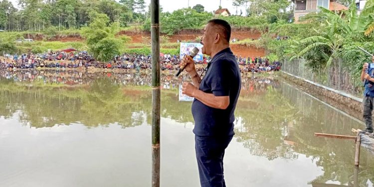 H. Umuh Muchtar, Manager Persib Bandung sekaligus ayah calon Wakil Gubernur Jawa Barat Erwan Setiawan saat membuka Gebyar Mancing Mania, Minggu (15/12). (foto: Boni)