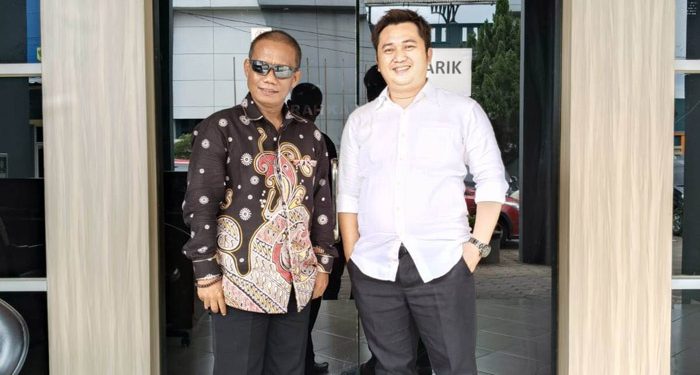 Ketua Tim 9, Andry Yana (kanan) didampingi Ketua Tim Pemenangan Bayu-Musa, Jonny Sirait saat berada di kantor BPKAD Kabupaten Bogor, Senin. (foto: Istimewa)