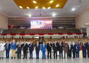 Foto bersama usai Stadium General/Kuliah Umum di Gedung Balairung Rudini, Kampus IPDN Jatinangor, Rabu (26/2). (Foto: Humas IPDN)