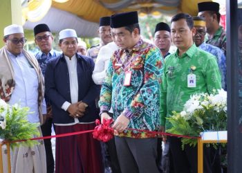 (Foto : Asisten Pemerintahan dan Kesra, Eka Saprudin memotong pita pada peresmian Kantor Camat Angsana, pada Jumat, 7 Februari 2025)