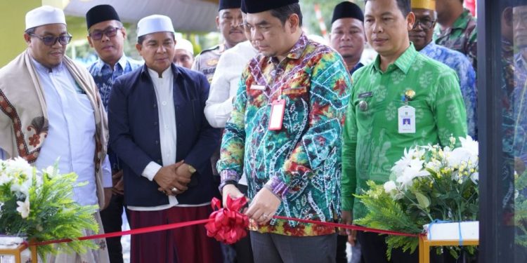 (Foto : Asisten Pemerintahan dan Kesra, Eka Saprudin memotong pita pada peresmian Kantor Camat Angsana, pada Jumat, 7 Februari 2025)