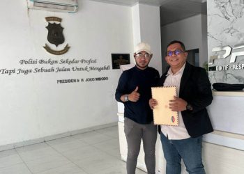 Sekretaris GMPK Kabupaten Bogor Deni Firmansyah didampingi Wakil Ketua DPD GMPK Kabupaten Bogor M. Ade Aliyudin usai melapor di Polres Bogor