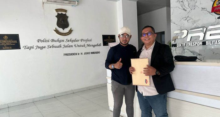 Sekretaris GMPK Kabupaten Bogor Deni Firmansyah didampingi Wakil Ketua DPD GMPK Kabupaten Bogor M. Ade Aliyudin usai melapor di Polres Bogor